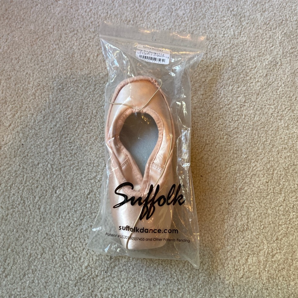 NWB SUFFOLK STELLAR POINTE SHOES